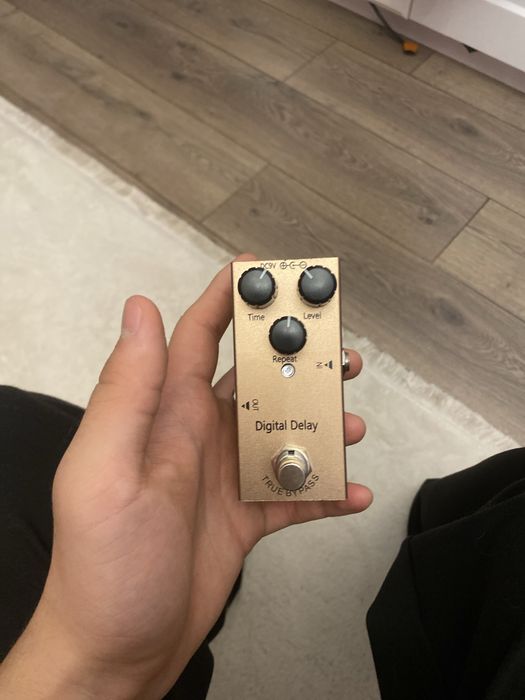 Электрогитарная педаль digital delay