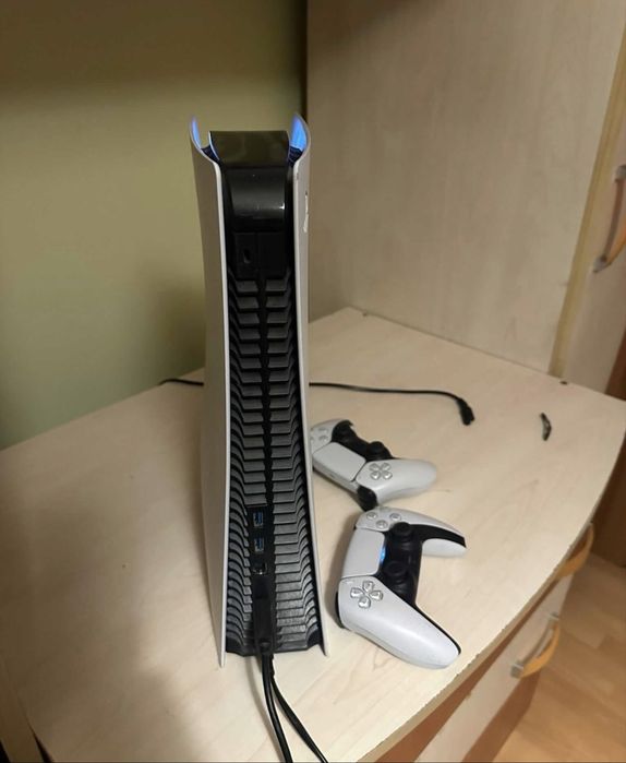 consola PlayStation 5 cu CD de 1 TB + 2 controllere