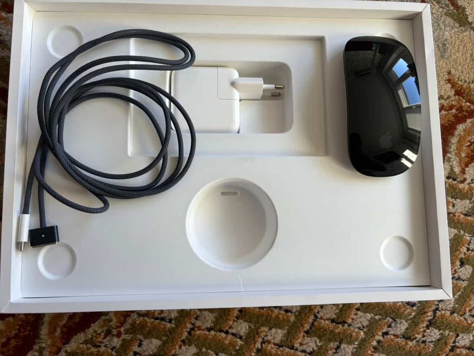 MacBook Air  снизу