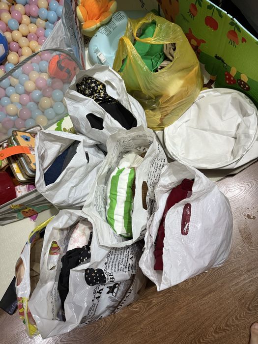 Отдам 7 пакетов женских вещей