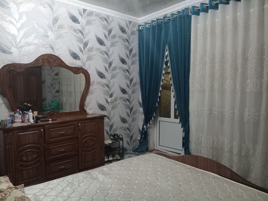 Ховли сотилади кировда  8хона 9 соток хамма шароити бор 85000 ками бор