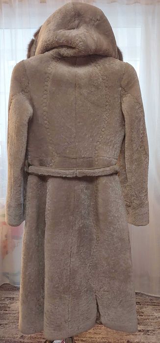 Blana naturala gri, lunga, de mouton, cu detaliu de nurca la gluga