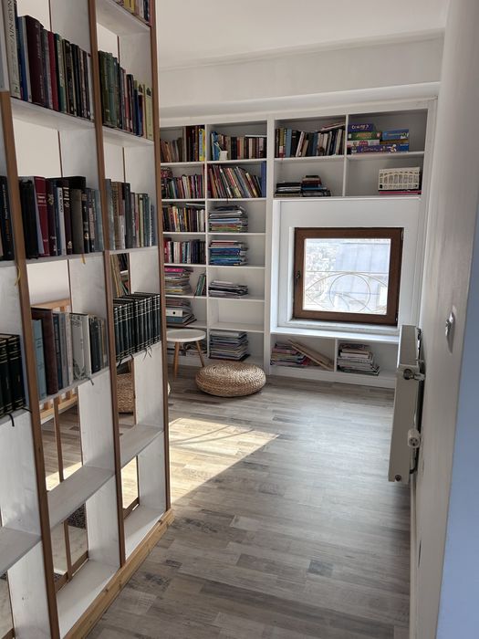 Inchiriez apartament in Zorilor, 3 camere, zona de case, curte, parcare