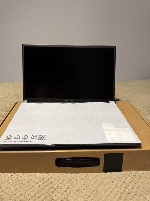 Laptop ASUS Vivobook 15 - Ca NOU + Geantă piele, Mouse & Kit.