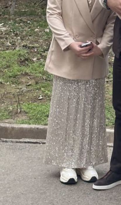 Бежевая юбка с пайетками