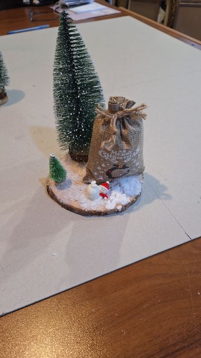 Нови ръчно изработени елхи и декорацийй