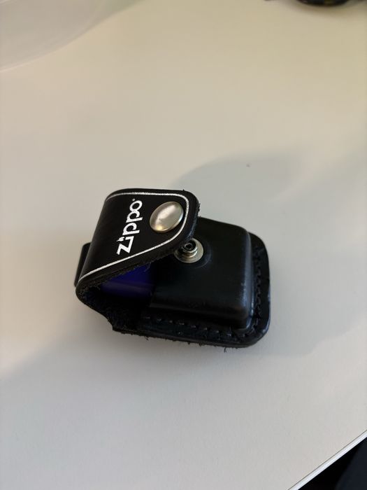 Brichetă Zippo Stüssy „Peace & Prosperity”