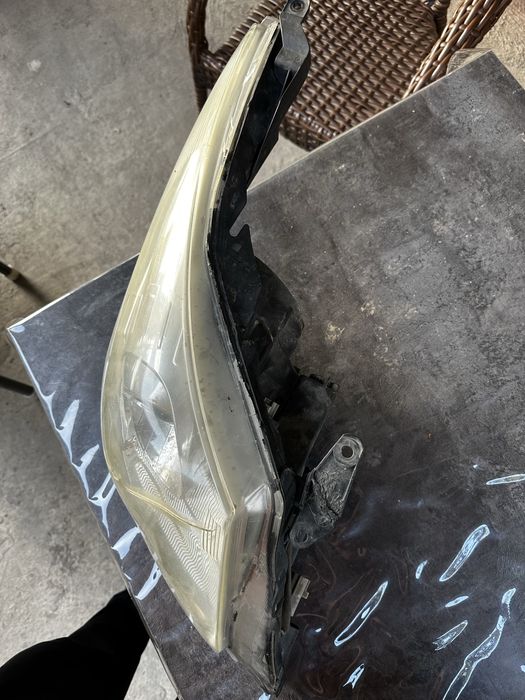 Фары toyota Avensis