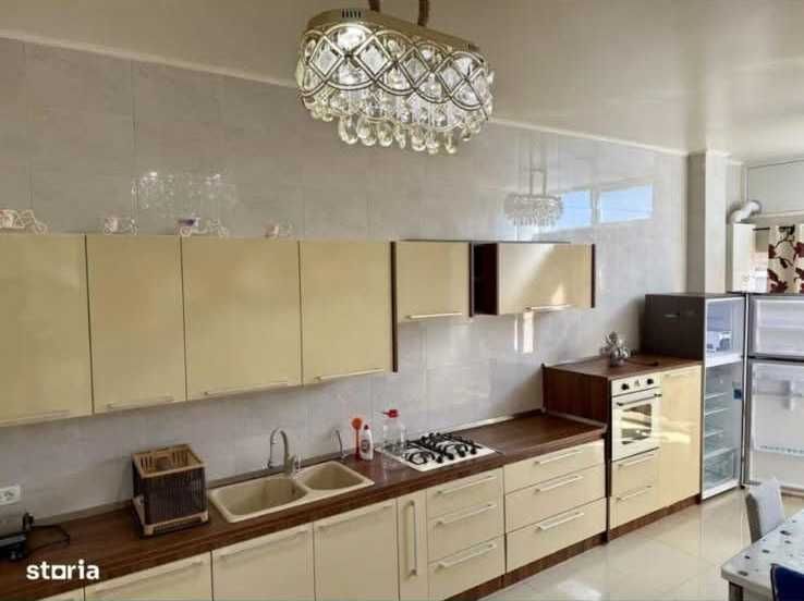 Vilă spațioasă de închiriat | 3 etaje | 4 dormitoare | piscină