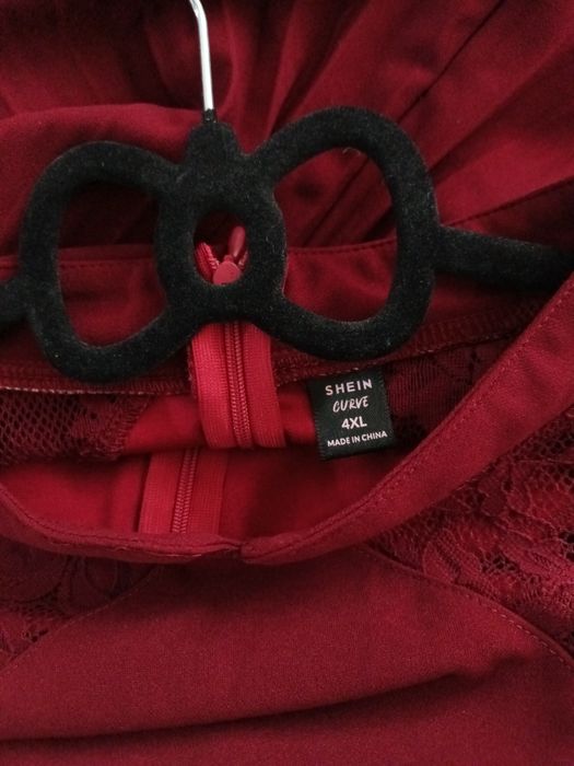 Рокля в цвят бордо