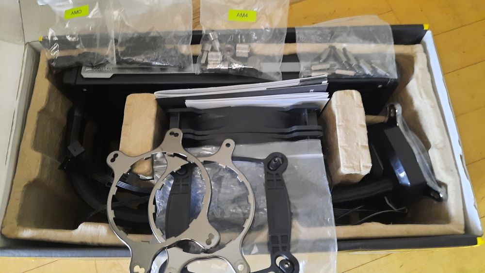 Водно охлаждане Corsair H115i