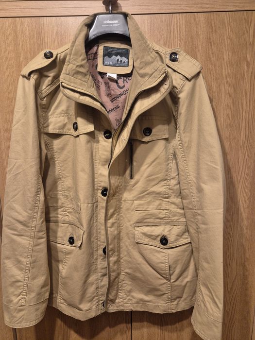 Geaca de bumbac kaki, cu epoleti, masura M, nepurtata.
