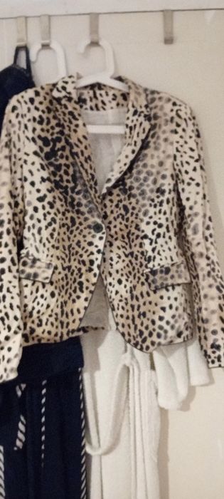 Сако с принт леопард,памук с два джоба,закопчаване с едно копче,отзад