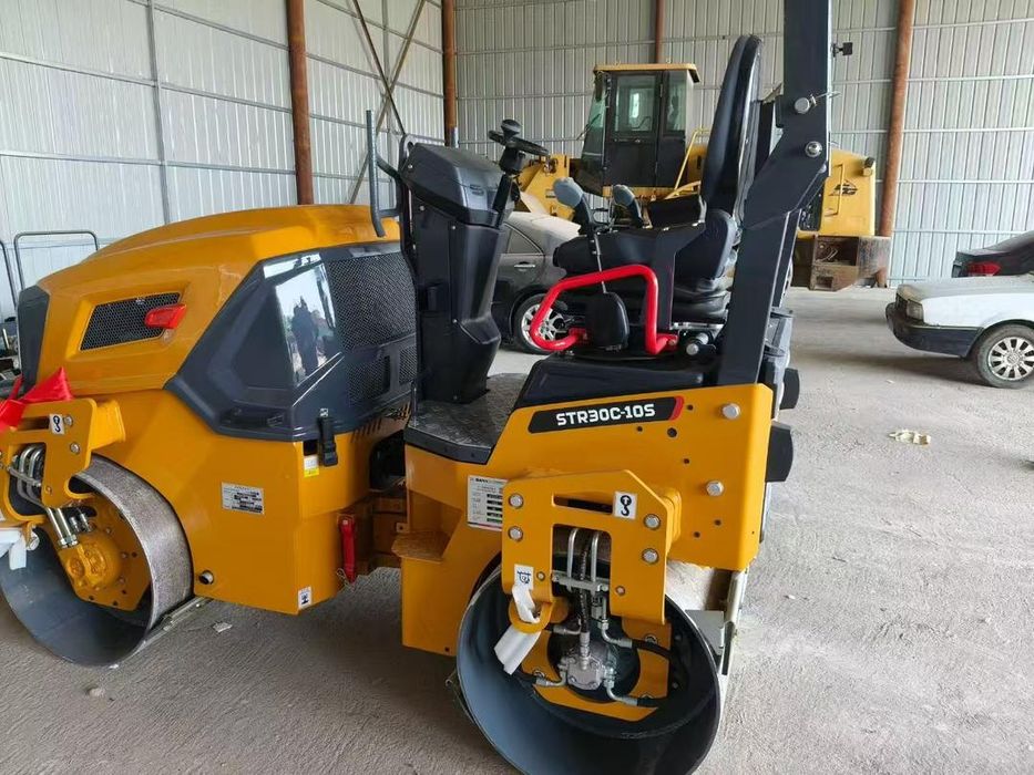 Продавам валяк Нов днигател Kubota марка Sany