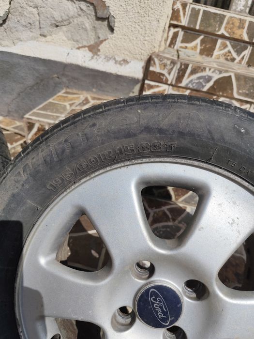 Jante aliaj de Ford în 4 găuri R 15. Citiți anunț.
