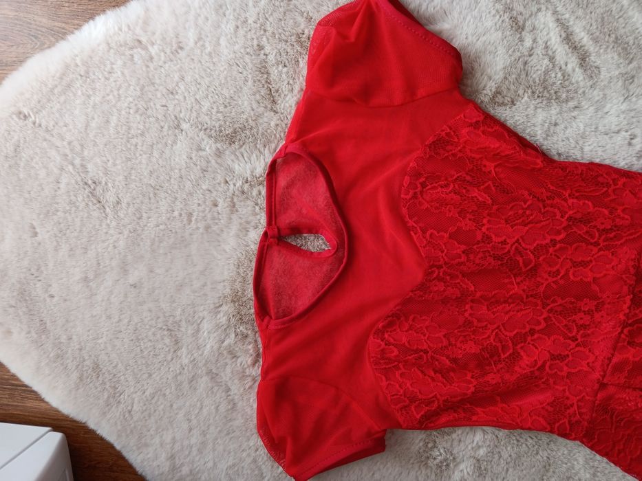 Червена дантелена рокля