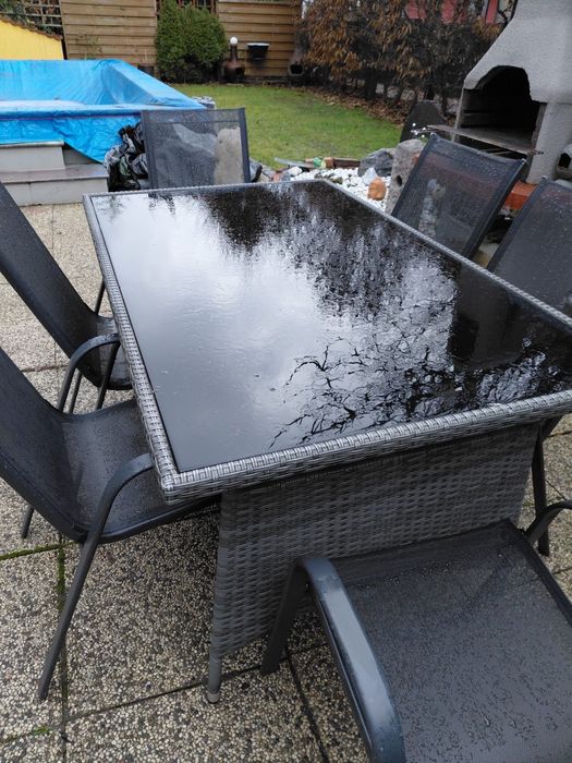 Masa cu scaune de curte