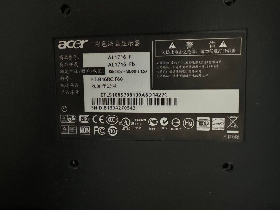 Письменный стол с компьютером