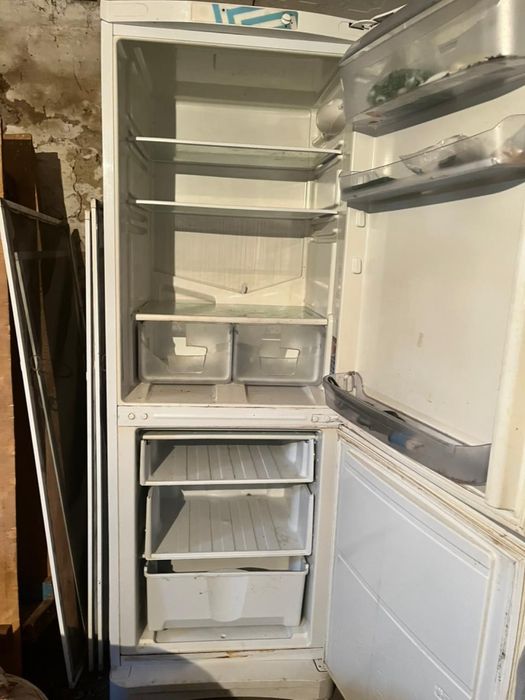 продам все холодильник и шкаф