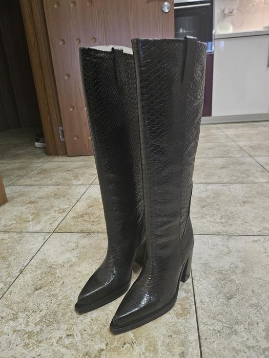 Продавам чисто нови ботуши Bronx