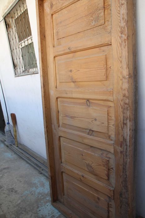 Дверь деревянная с рамой