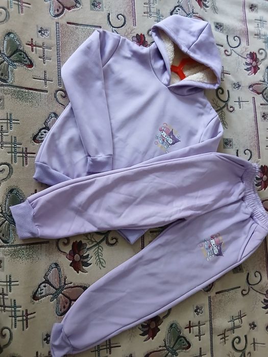 Продам два костюма на девочку.