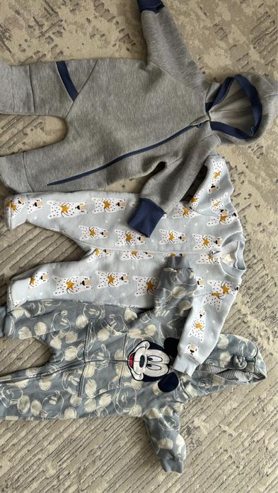 Пакет детских вещей для мальчишек и девочек.