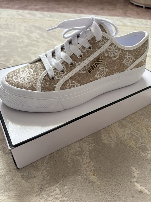 Кроссовка от Guess
