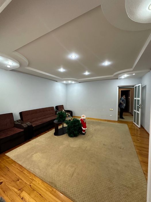 Возле метро ойбек