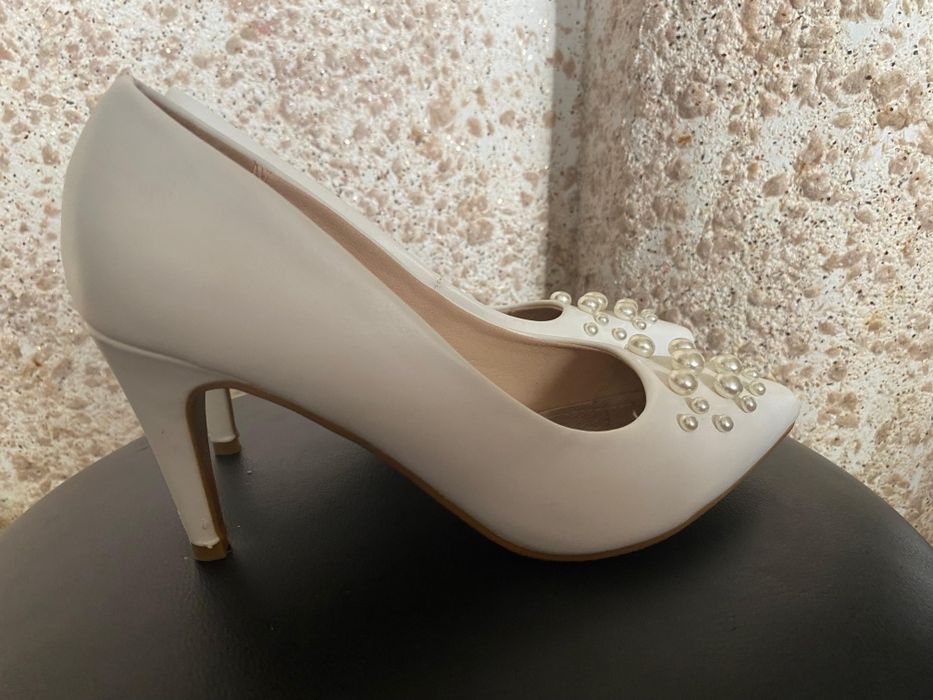 Продам туфли с бисером в отличном состояние