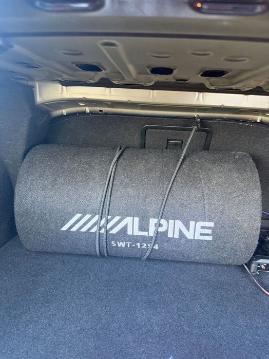 Subwoofer auto cu stație Alpine