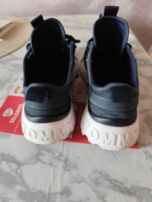Vând adidași Tommy Hilfiger Nr.42