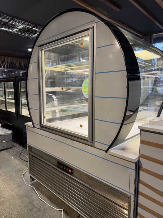 Хладилна витринина сладкарска