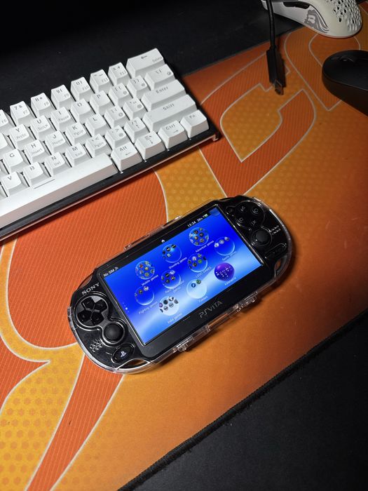 Ps Vita 1104 OLED 128GB, 7 игри, калъф, протектори, зарядно и адаптер за карта памет