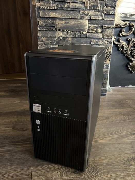 Компютър с монитор + нова клавиатура и мишка комплект