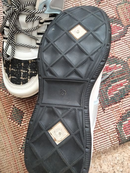 Продам женские кроссовки