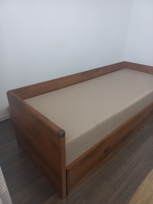 Canapea extensibilă cu ladă de depozitare