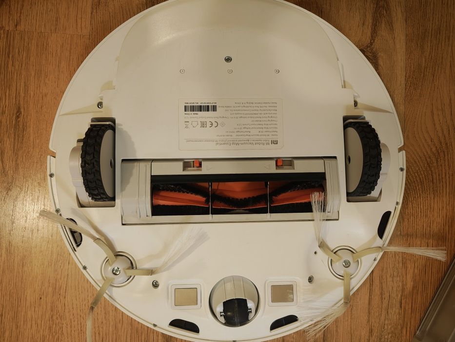 Продавам робот прахосмукачка Xiaomi mi robot vacuum essential  за части