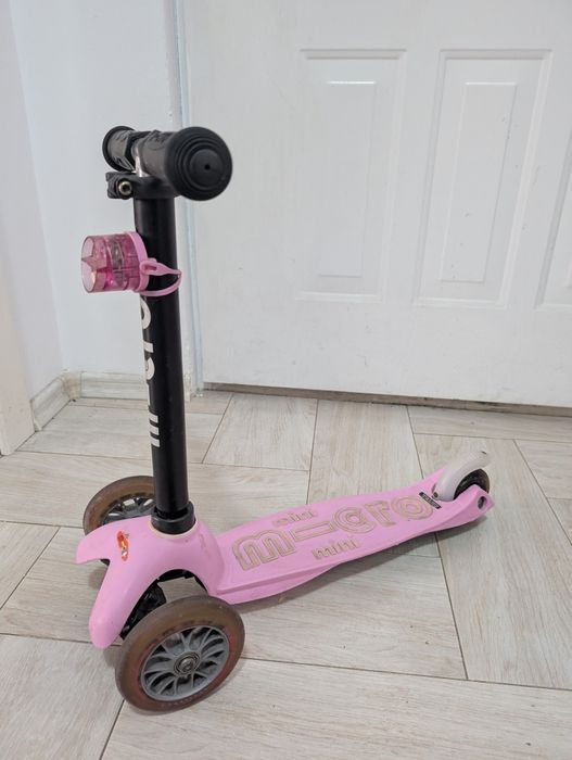 Trotineta copii Micro Mini2go Deluxe Plus, roz, 3 roti, cu sezut