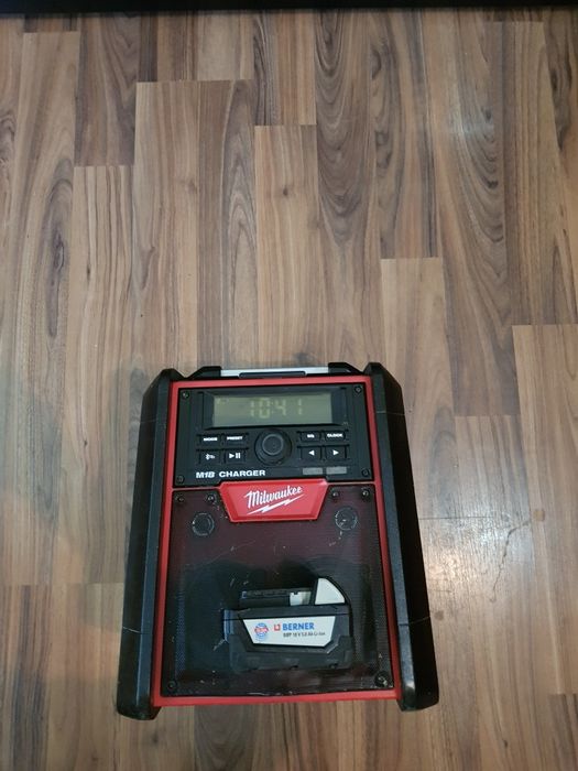 Radio Milwaukee M18 charger