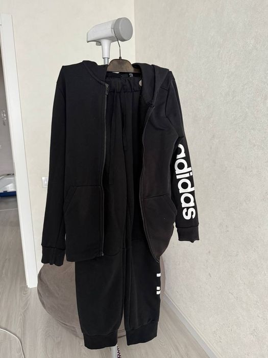 Продаётся женский спортивный костюм