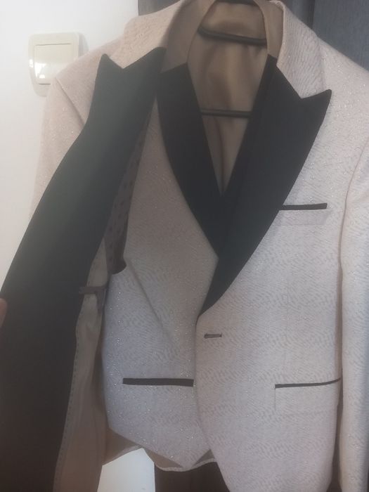 Costum Elegant de bărbat