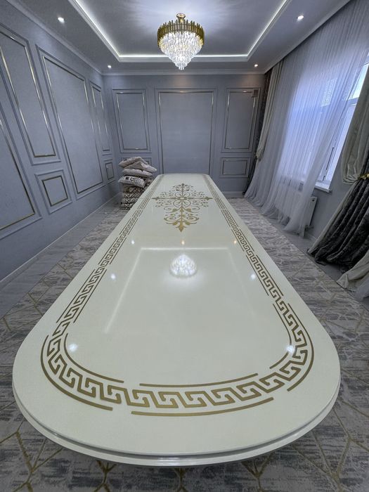 Стол белый с ножками