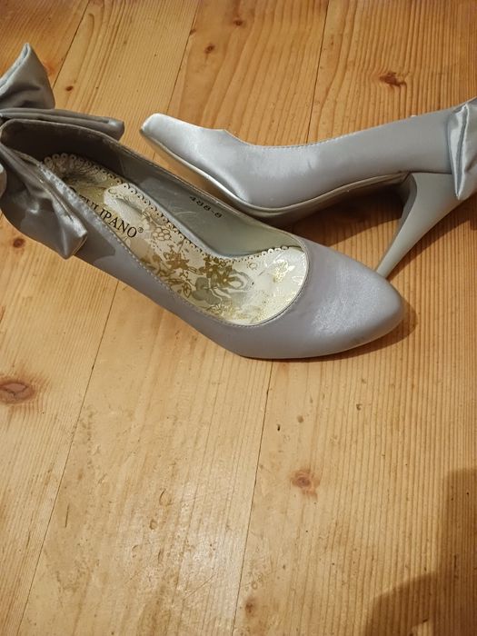 Pantofi stileto noi, cu fundițe în spate