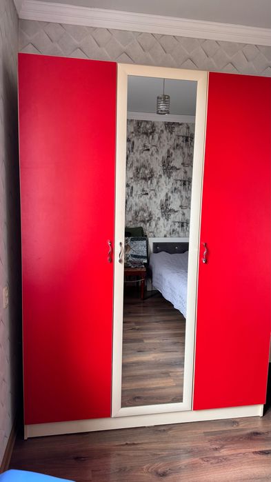 Шкаф платяной, шифоньер