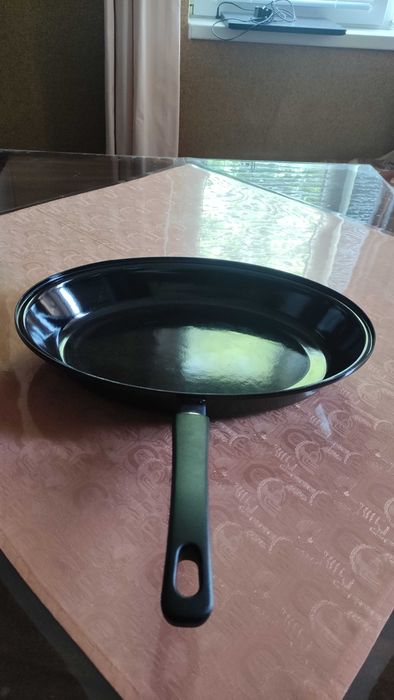 Голям емайлиран тиган за риба с овална форма отличен