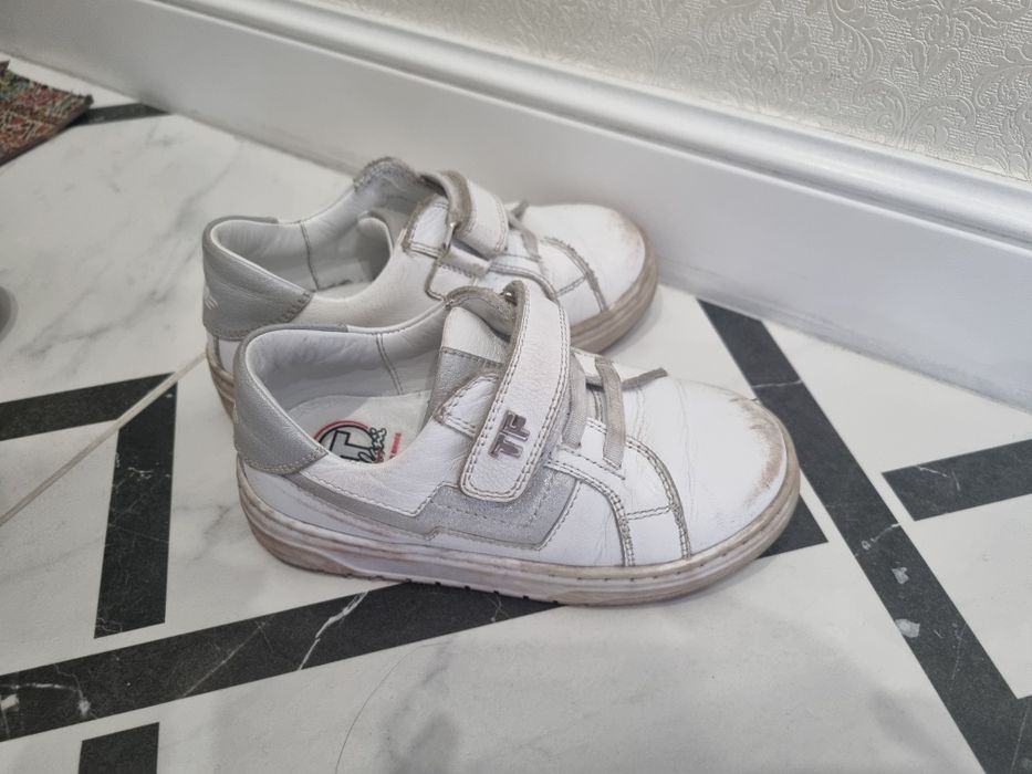 Кроссовки на девочку 25р