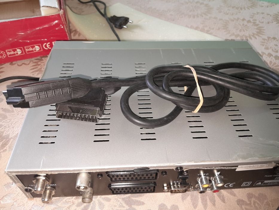 Сателитен приемник и булсатком пълен комплект. Работещи.