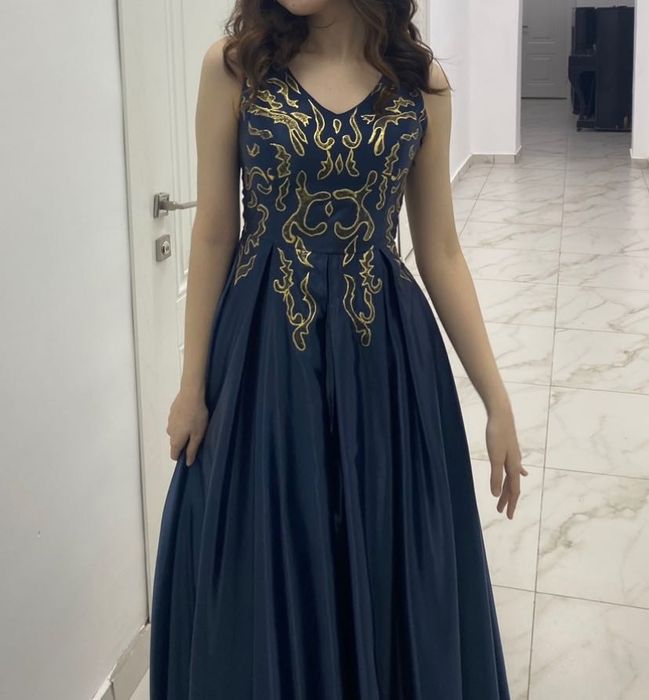 ПРОДАМ красивые вечерние платья