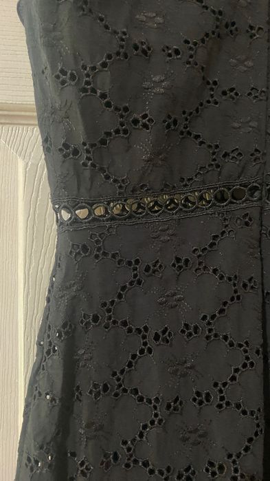 Къса черна рокля